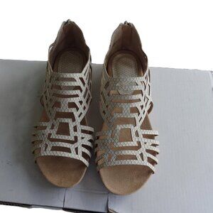 Bellini Nazareth women's sandals size 7M, sand/taupe, round open toe, low wedge